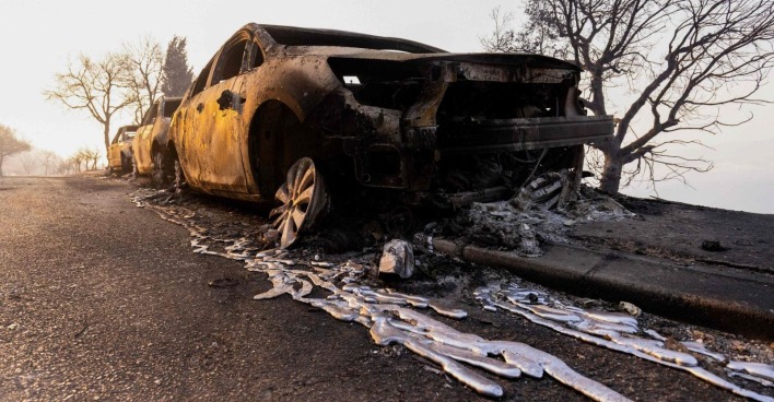 Waldbrand Omis: Ausgebrannte Fahrzeuge zeigen das Ausmaß der Zerstörung nach einem Waldbrand. Im Raum Omiš in Kroatien sind Tausende Menschen evakuiert worden.