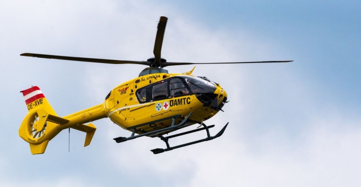 Rettungshubschrauber bei einem Einsatz nach einem Unfall