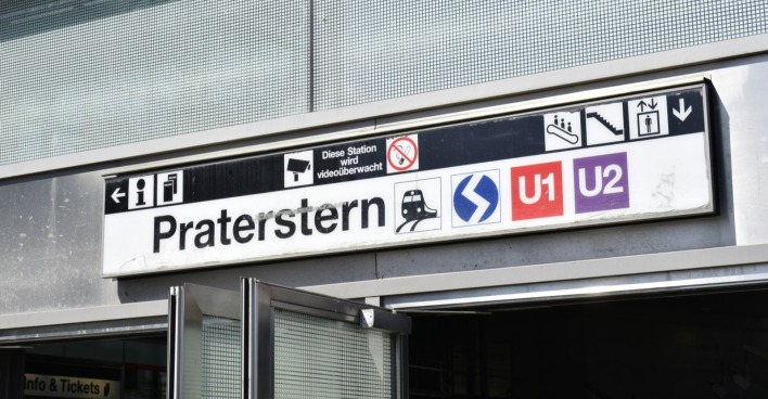 Außenansicht der S-Bahn-Station Wien Praterstern
