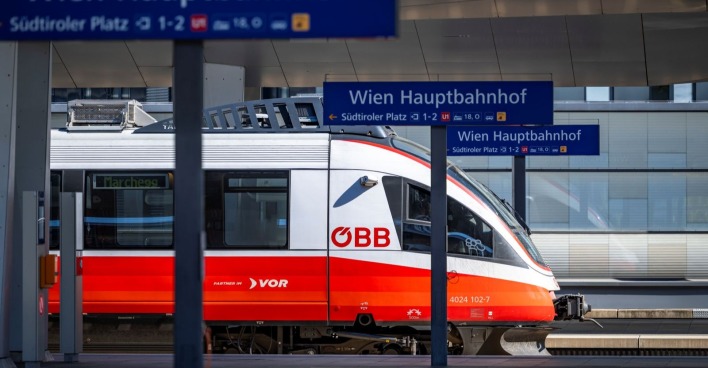 ÖBB-Zug am Wiener Hauptbahnhof nach Zug-Unfall mit Güterzug