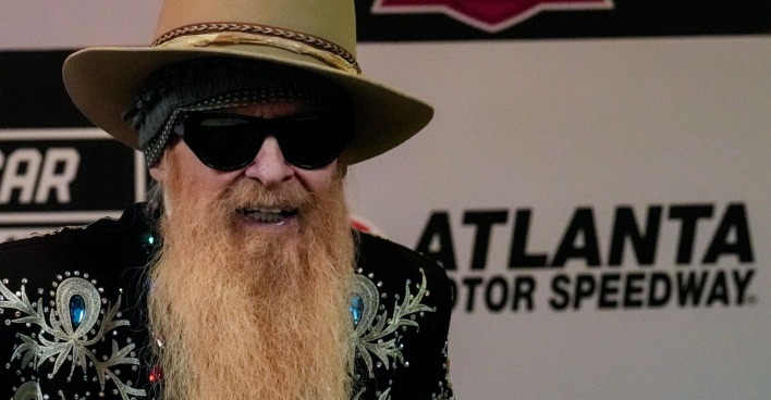 ZZ Top Frontmann Billy F Gibbons mit langem Bart, Sonnenbrille und Cowboyhut