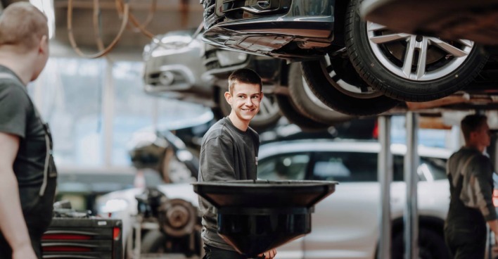 Lehrlinge in einer Mechaniker-Werkstätte | Credit: Autohaus Ortner