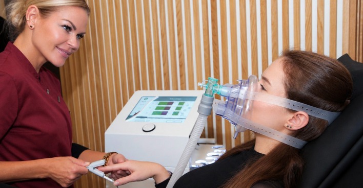 Klientin bei einem Intervall-Hypoxie-Hyperoxie-Training | Credit: AMON Vitality