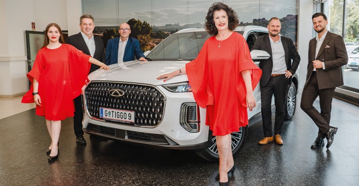 Damen und Herren posieren vor einem Chery Tiggo im Autohaus | Credit: Autohaus Gaberszik