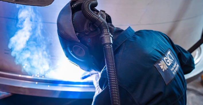 Junger Lehrling mit Schutzhelm | Credit: GKT