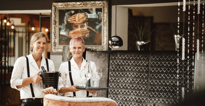 Zwei Mitarbeiterinnen des Hotels Winzer | Credit: Hotel Winzer
