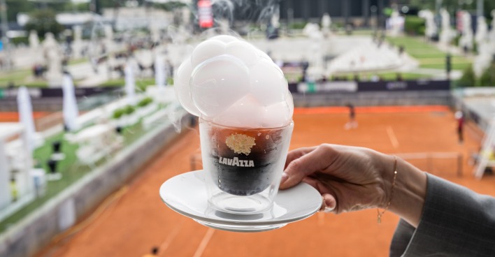 Kaffeetasche mit Schneeschaum in Tennisball-Form | Credit: Lavazza