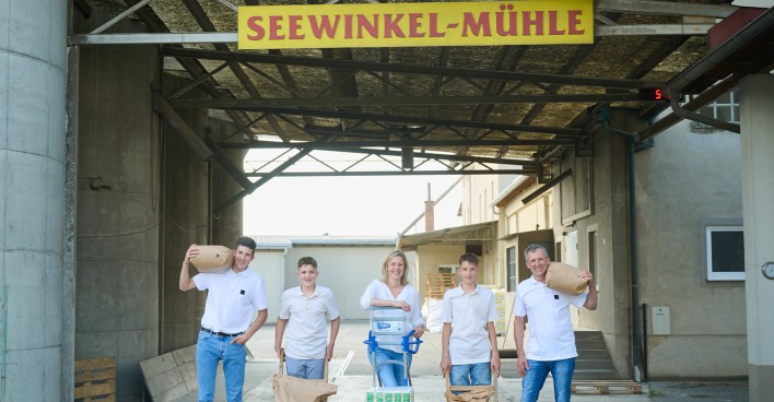 Gruppe an Mitarbeitenden einer Mühle | Credit: Seewinkel Mühle