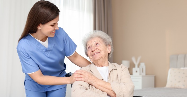 Junge Pflegerin mit Seniorin | Credit: New Africa/Shutterstock