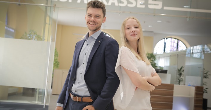 Junge Bankmitarbeiterin und ihr Kollege | Credit: Sparkasse OÖ/Stiftinger
