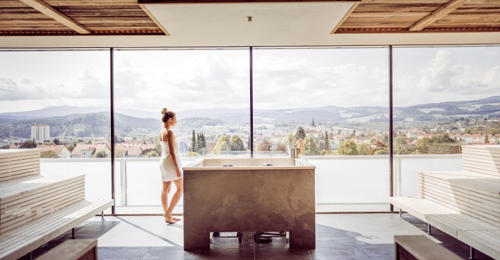 Frau in einer Sauna | Credit: Hotel &amp; Therme NOVA/Die Abbilderei