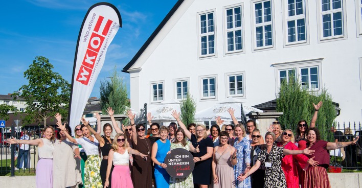 Unternehmerinnen posieren für ein Gruppenfoto | Credit: Tatiana Böcksteiner