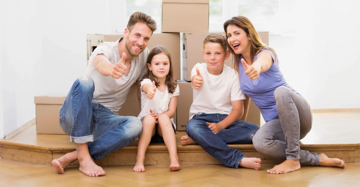 Junge glückliche Familie | Credit: Drubig-Photo/stock.adobe.com