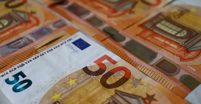 Ein 50-Euro-Schein am Scheibenwischer wirkt zunächst wie ein Glücksfund.
