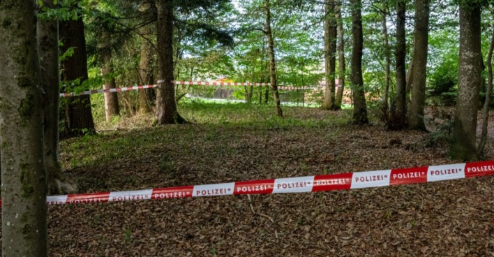 Polizeiabsperrung in einem Waldstück in Dürnau bei Vöcklabruck nahe dem Ager-Ufer