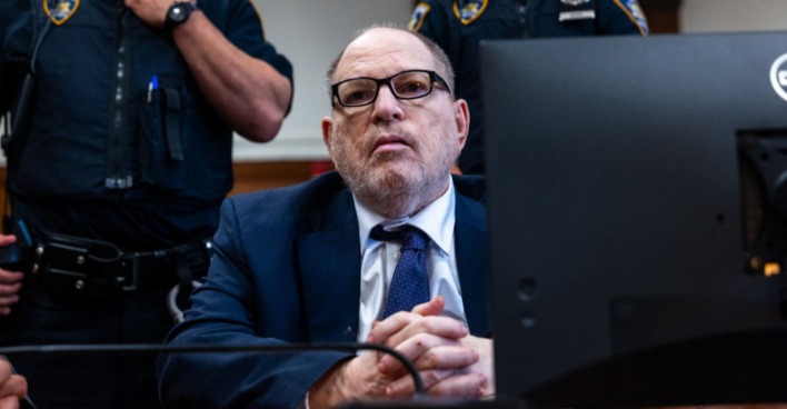 Harvey Weinstein sitzt während eines Gerichtstermins in New York vor einem Bildschirm