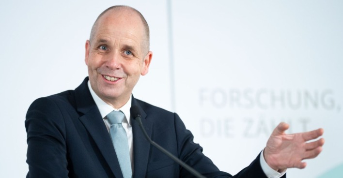 IHS-Chef Holger Bonin fordert AMS-Jobangebote für Beschäftigte