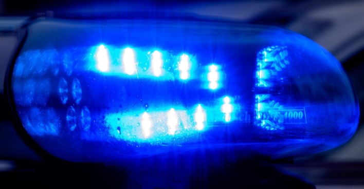 Blaulicht der Polizei nach tödlichem Motorradunfall auf der Loiblpass Straße B91 bei Klagenfurt