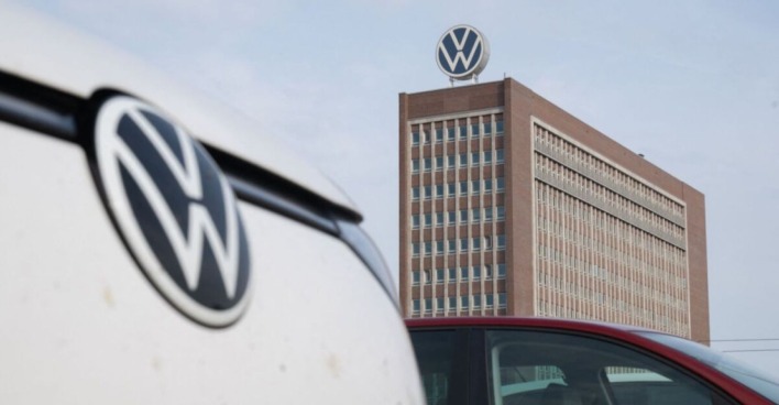 Volkswagen-Werk mit VW-Logo in Wolfsburg vor dem geplanten Stellenabbau im Konzern