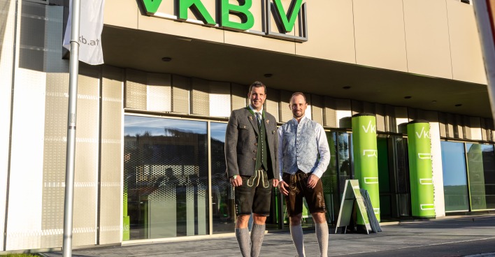 Gmundens Bürgermeister Stefan Krapf und VKB-Generaldirektor Markus Auer vor dem neuen VKB Kompetenzzentrum Gmunden.