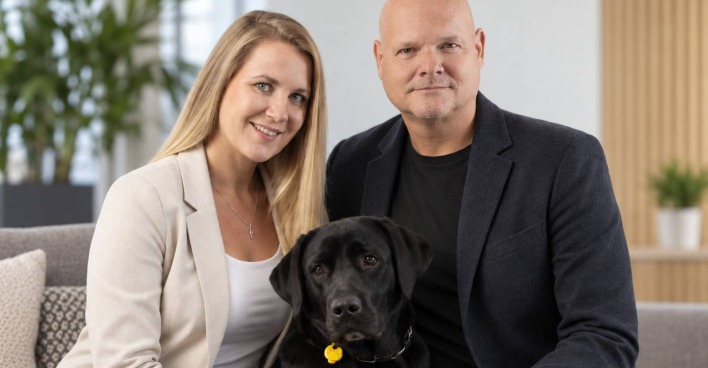 Abbildung von Hanna und Herbert Vogljäger mit Hündin Frieda | Credit: TSF