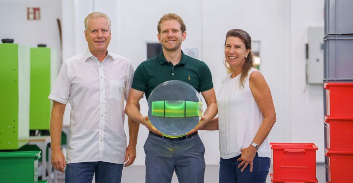 Sabine Adlbrecht, Enkelin des Firmengründers, mit Mann Ronald und Sohn Daniel als vierte Generation.