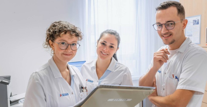 Schüler der Pflegeausbildung im Krankenhaus | Credit: Klinikum Wels-Grieskirchen/Nik Fleischmann