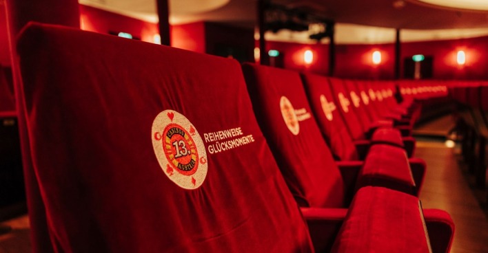 Sesselreihe in Theater oder Kino