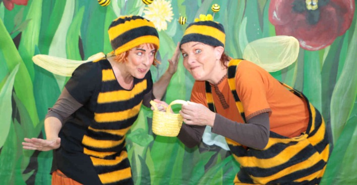 Zwei Frauen als Bienen verkleidet