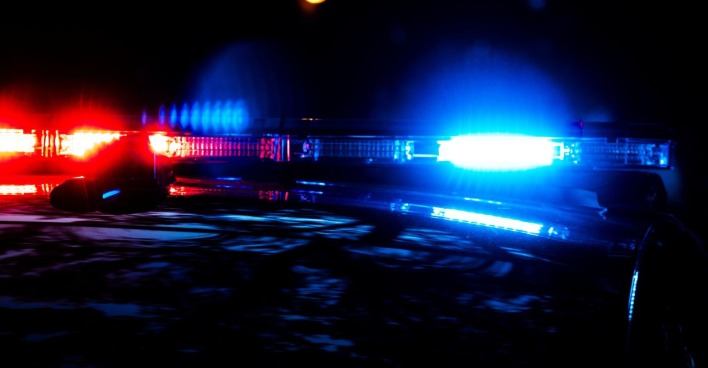 Einsatzwagen mit Blaulicht in der Nacht.