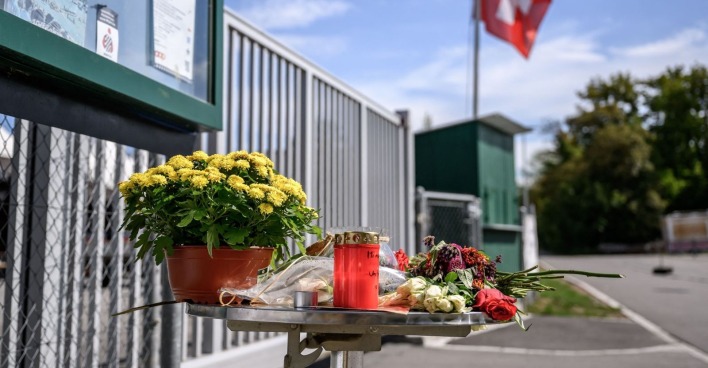 Blumen und Kerzen vor dem Eingang der Pferderennbahn in Aarau als Gedenkstätte