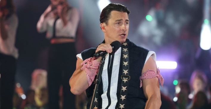 Andreas Gabalier bei einem Auftritt auf der Bühne mit Mikrofon/ Im Interview spricht Gabalier über sein neues Album "Handwerk"