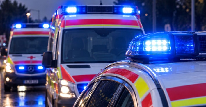 Symbolbild Rettungsdienst und Einsatzfahrzeuge bei einem Verkehrsunfall