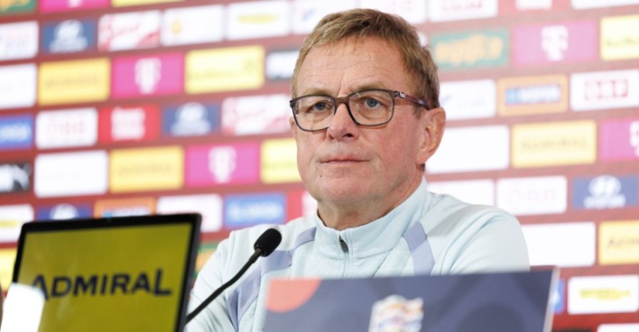 Ein Mann mit Brille sitzt vor einem Mikrofon