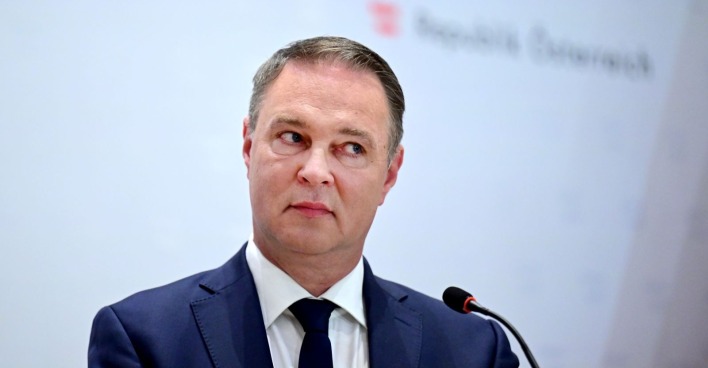 Andreas Babler bei einem Pressetermin. Eine FPÖ-Anfrage thematisiert den schnellen OP-Termin seines Vaters.