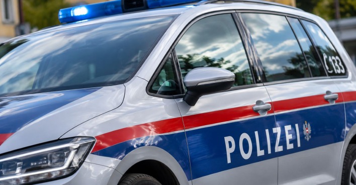 Österreichischer Polizeiwagen mit Blaulicht als Symbolbild für den tödlichen Polizeieinsatz in Bad Vöslau.