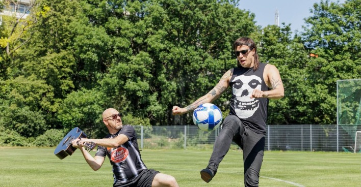 Marco Pogo und Roman Gregory beim Band Fußball Cup in Wien auf dem Sportplatz