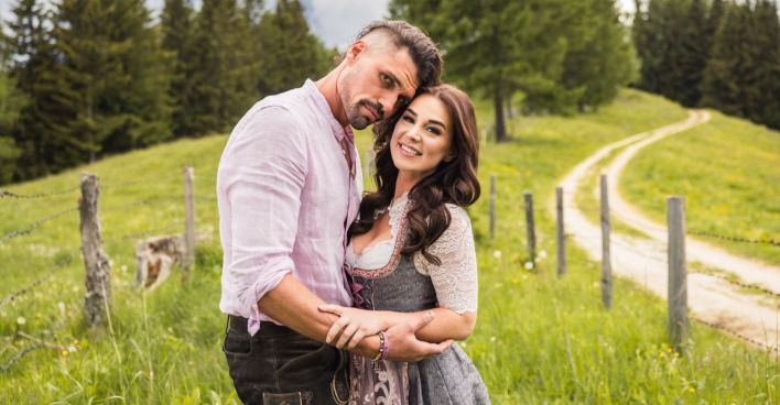 Bauer Peter und Alisa ziehen gemeinsam ins Forsthaus Rampensau 2026 ein.