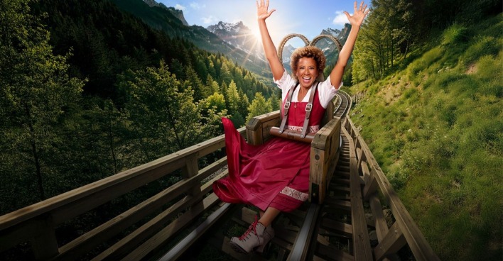 „Bauer sucht Frau“ 2026: Moderatorin Arabella Kiesbauer im Dirndl vor österreichischer Bergkulisse