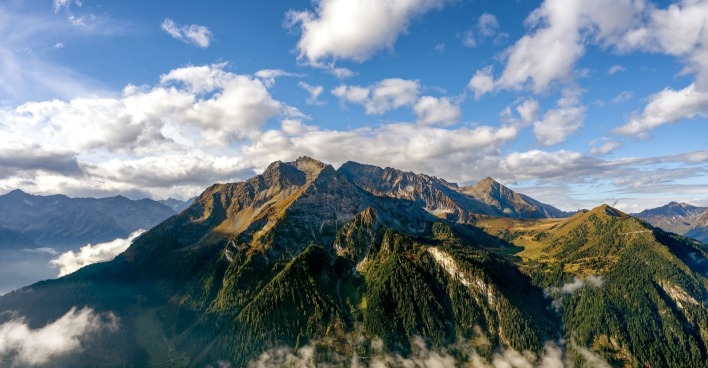Berglandschaft bei Finkenberg in Tirol nahe dem Olperer, wo zwei Bergsteiger in eine Gletscherspalte gestürzt und schwer verletzt worden sind.