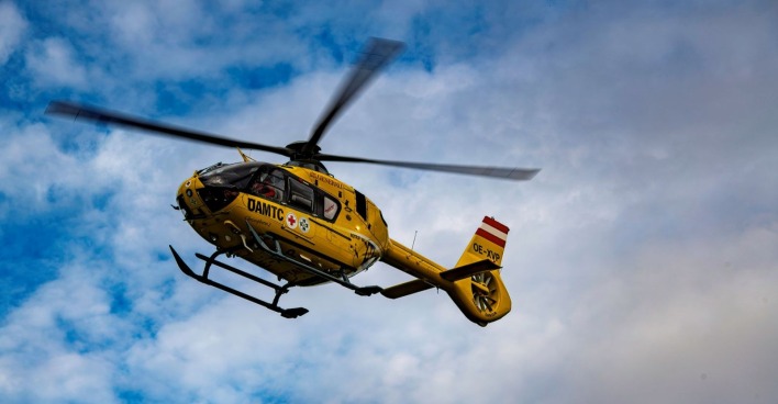 ÖAMTC-Rettungshubschrauber im Flug. Ein achtjähriger Bub ist nach einem Unfall am Bleiburger Wiesenmarkt ins Klinikum Klagenfurt gebracht worden.