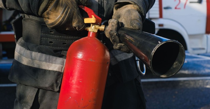 Feuerwehr im Einsatz bei einem Brand in einem Mehrfamilienhaus in Hannover