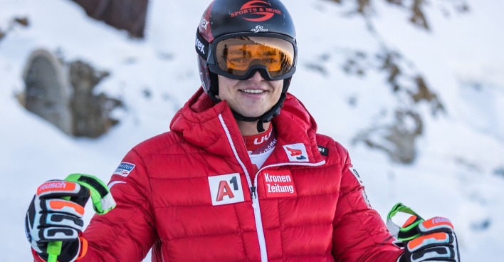 Christoph Krenn im österreichischen Ski-Outfit auf der Skipiste