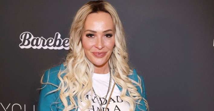 Blonde Frau lächelt in die Kamera