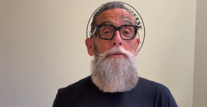Crazy Cheese alias Roland Ludomirska spricht in einem Video über seinen Alkoholverzicht.