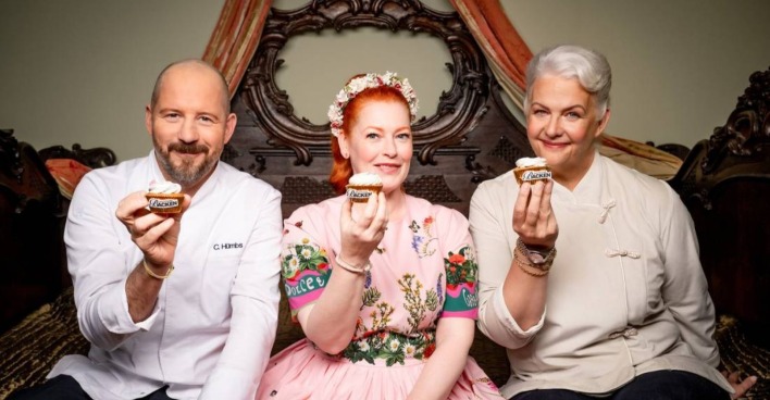 Drei Personen von „Das große Backen“ halten Cupcakes in die Kamera.