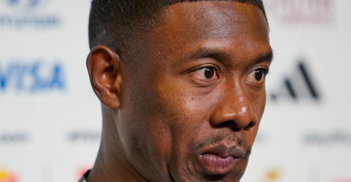 David Alaba verzieht sein Gesicht auf einem Medientermin