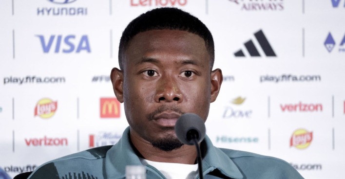 David Alaba bei einer Pressekonferenz, während über seine sportliche Zukunft und einen möglichen Transfer spekuliert wird