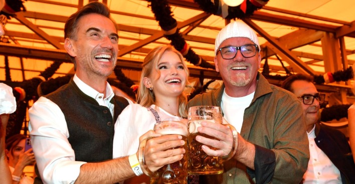 DJ Ötzi mit Florian Silbereisen auf dem Oktoberfest 2026 in München mit Maßkrügen im Festzelt.
