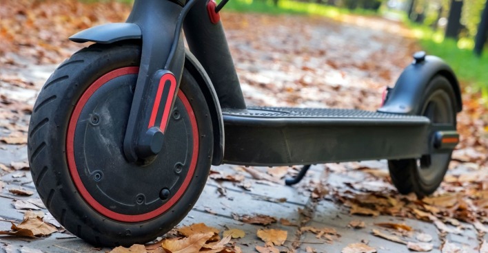 E-Scooter auf einem Weg als Symbolbild für den schweren E-Scooter-Unfall in Wien-Donaustadt.